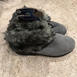 Size 8.5 - 9 isotoner signature slippers